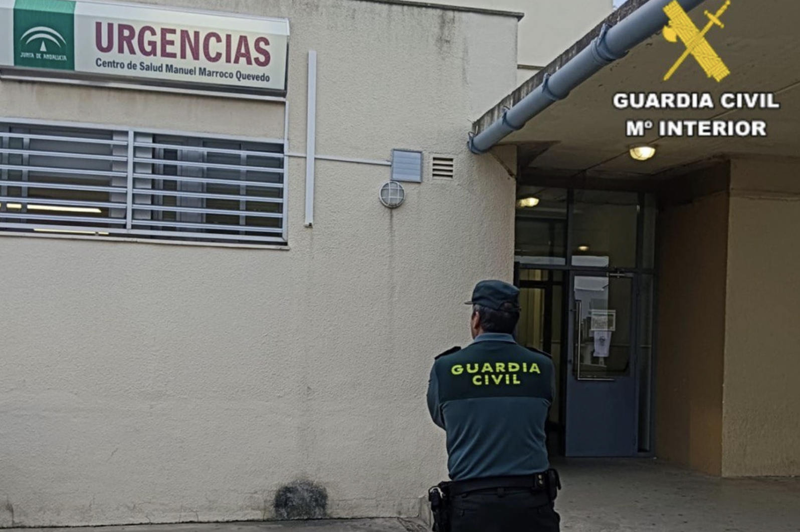 Un agente de la Guardia Civil en el centro de salud de Cantillana.