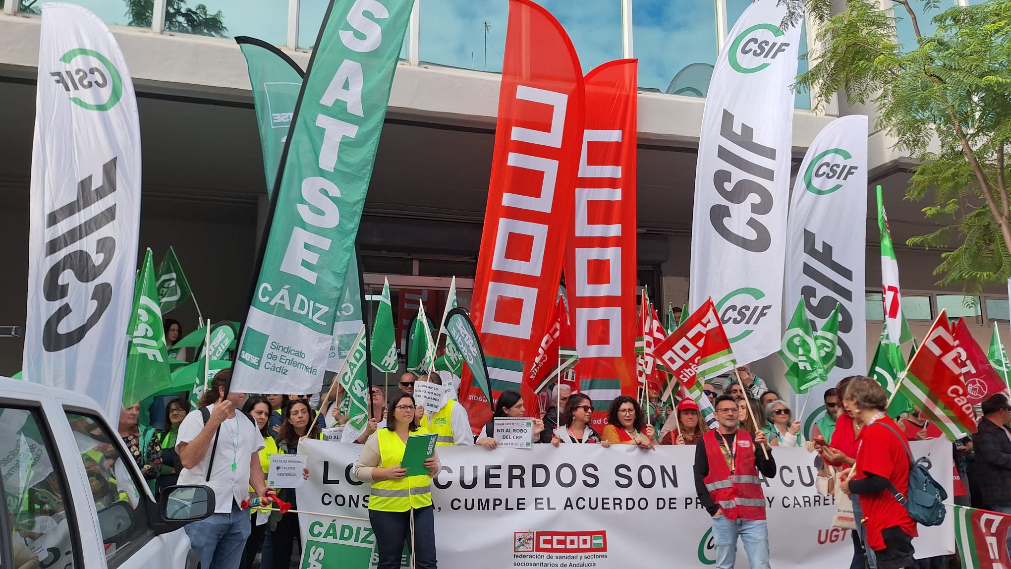 Concentración de los sindicatos en protesta en Cádiz por la situación del SAS.