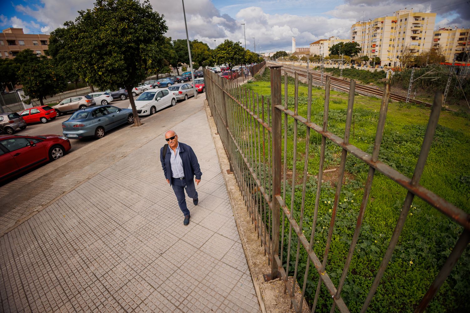 Un hombre pasea por el Parque Atlántico de Jerez.