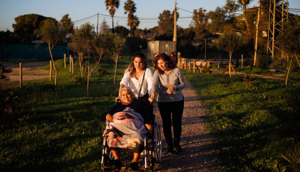 Ana María, junto a su hija Teresa y su nieta Macarena.