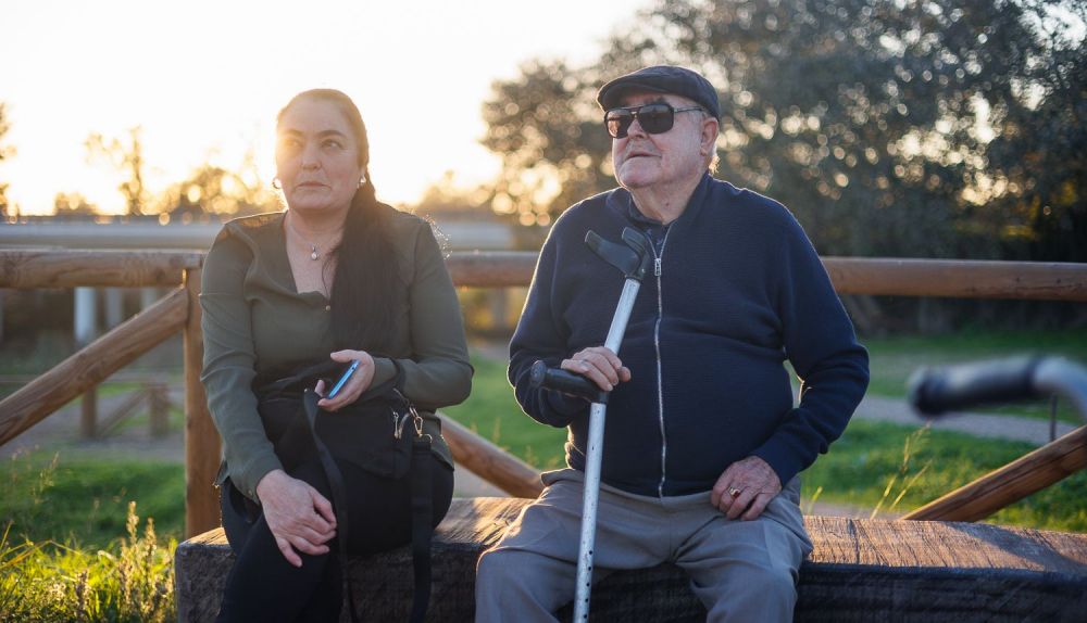 Juan, junto a su hija María a unos metros del Guadalete.