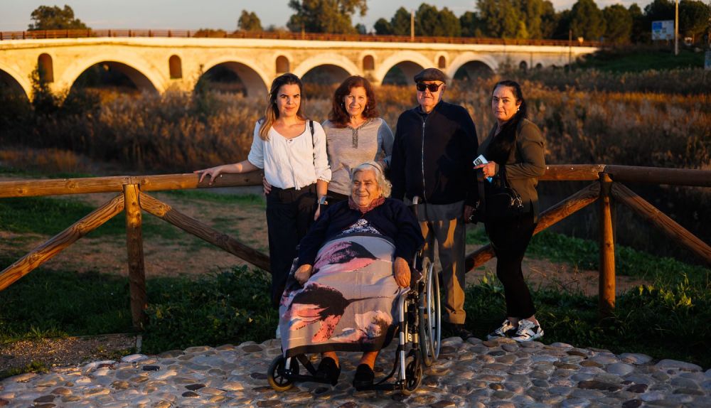 Ana María, con su hija Teresa y su nieta Macarena, y Juan junto a su hija María. 