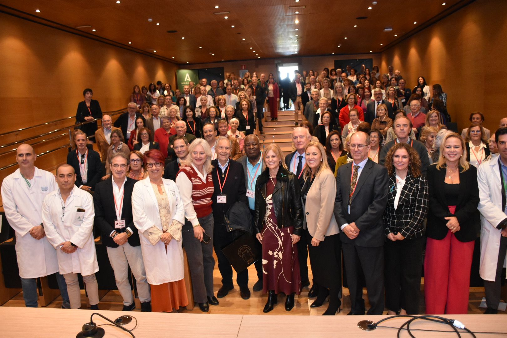 Mádicos y especialistas junto a las autoridades en el acto de los 50 años del servicios de hematología del Hospital de Jerez. 