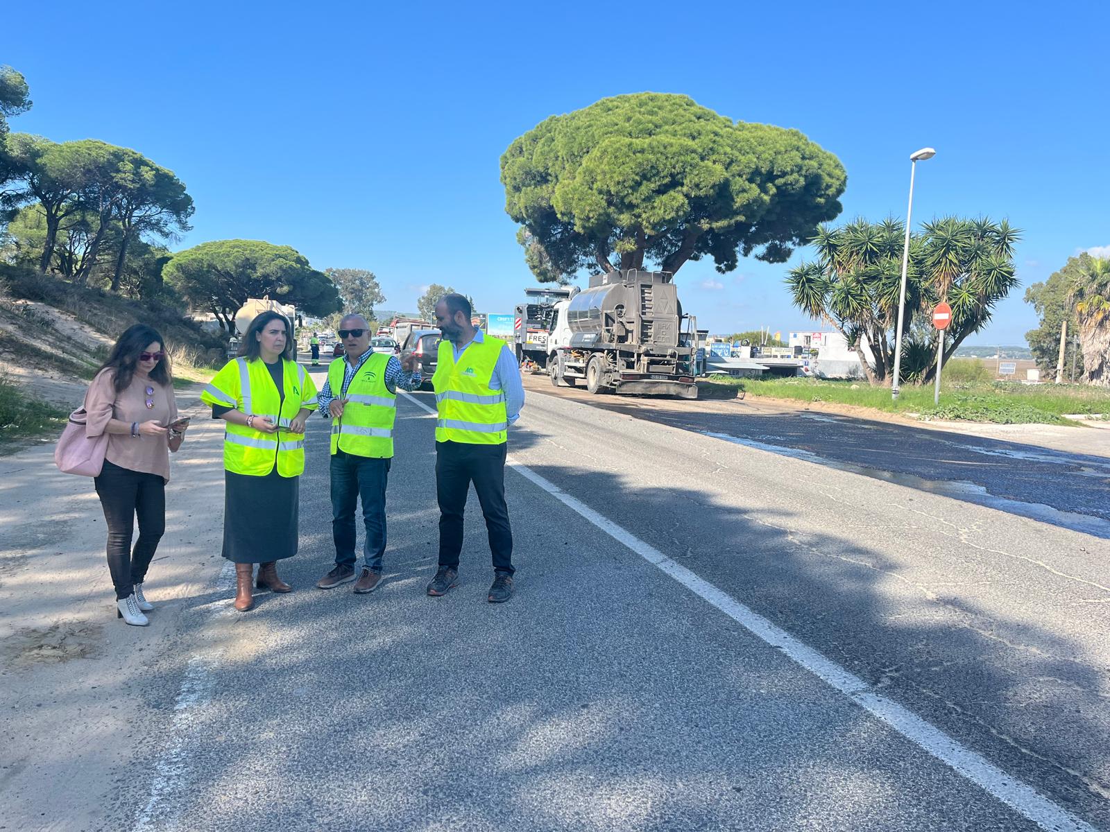 La delegada inspeccionando los trabajos de mejora en la carretera de Vejer a Barbate.