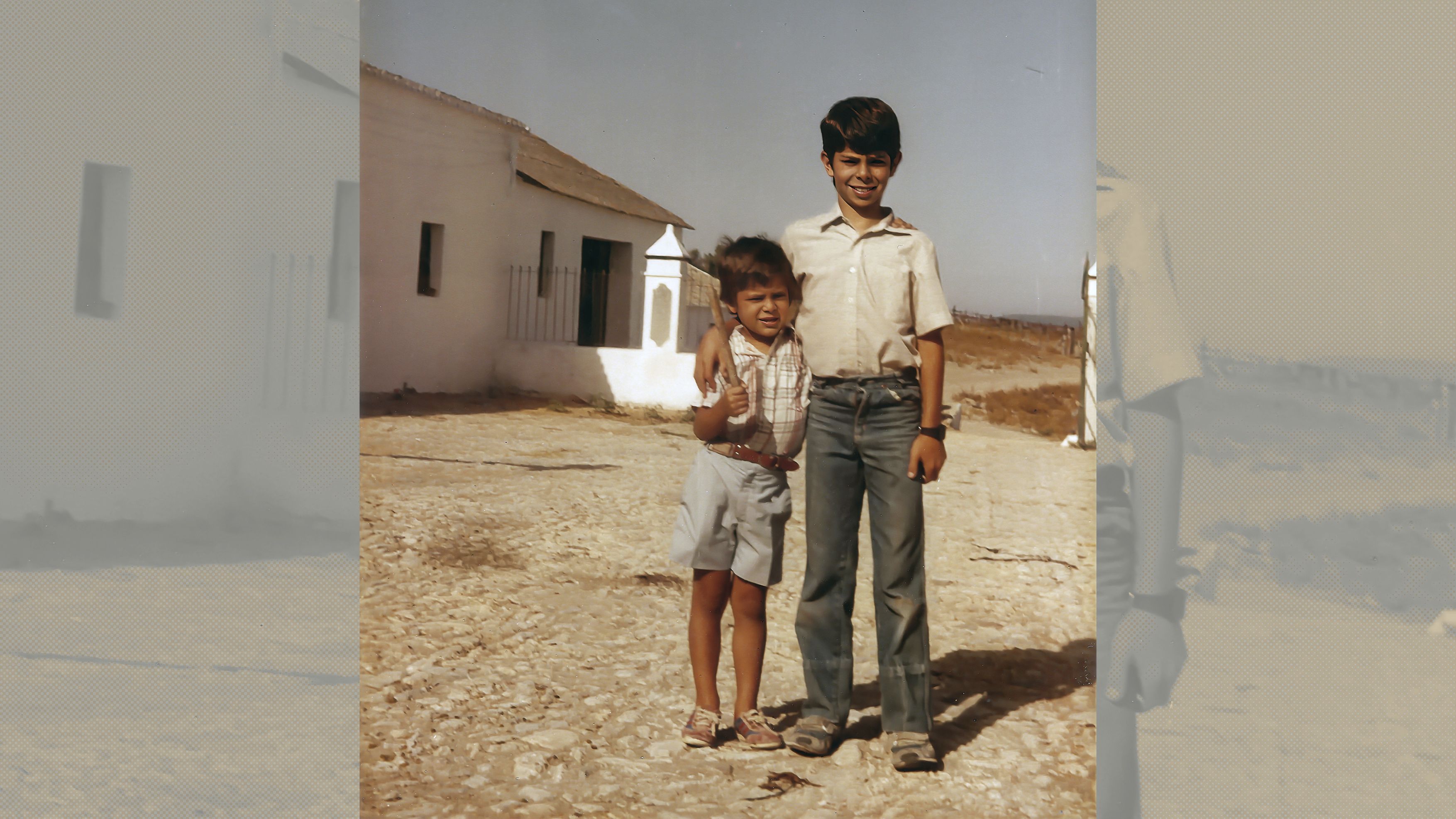 Alberto Gómez, con su hermano Eduardo, cuando eran pequeños.