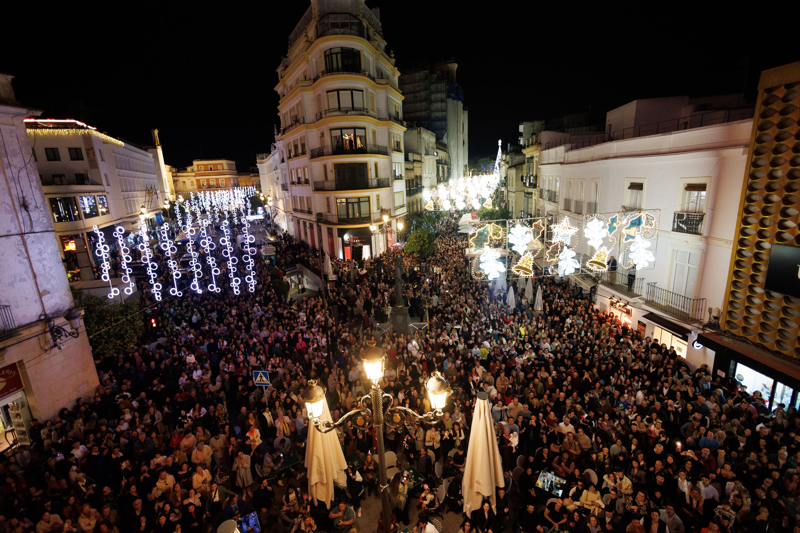 Así estaba la calle Larga en el encendido del alumbrado navideño y la primera Zambomba oficial.