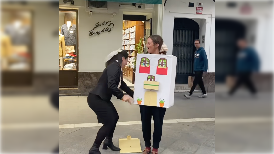 Anaté Guerrero durante el desarrollo de la performance para promocionar la manifestación de Jerez por la Vivienda.