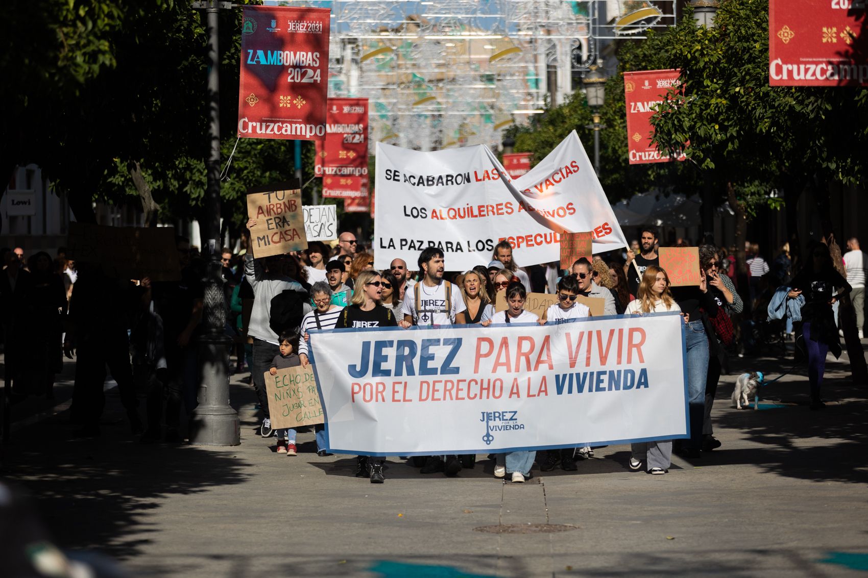  La multitudinaria manifestación por el derecho a una vivienda digna en Jerez a su paso por la calle Larga.