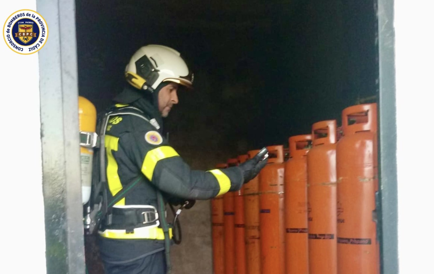 Bomberos revisando las bombonas de propano en la residencia de Puerto Serrano.