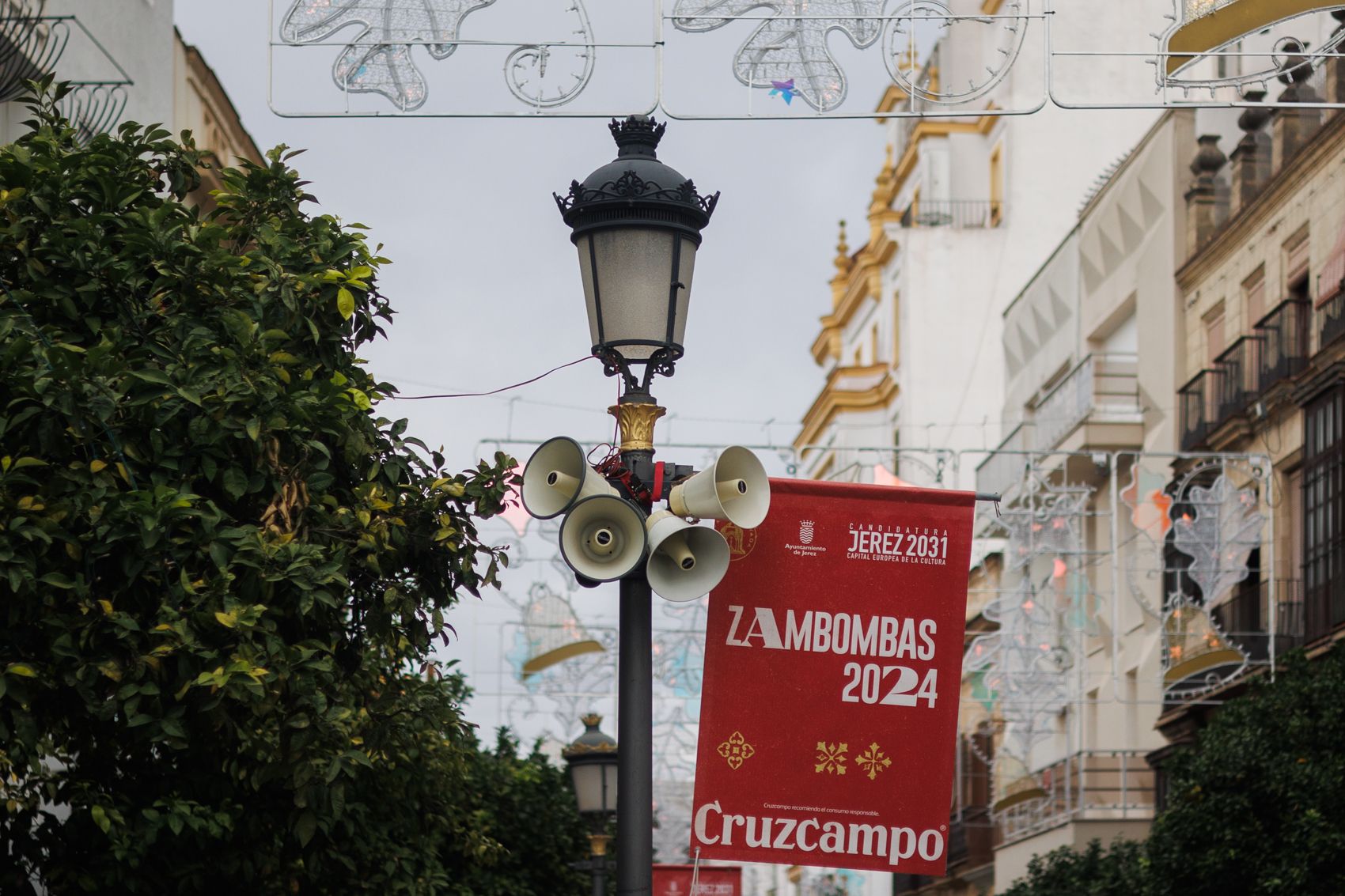 La megafonía de la calle Larga, funcionando a pleno rendimiento desde la inauguración de la Navidad en Jerez este viernes.