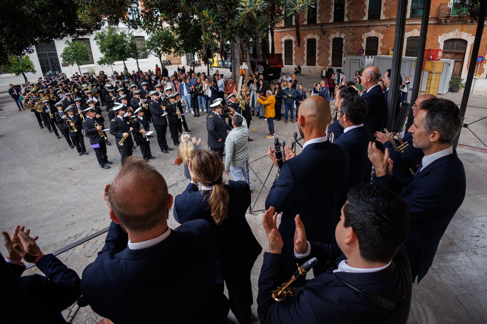 Los músicos de la Banda Municipal junto a los de la Agrupación de San Juan.