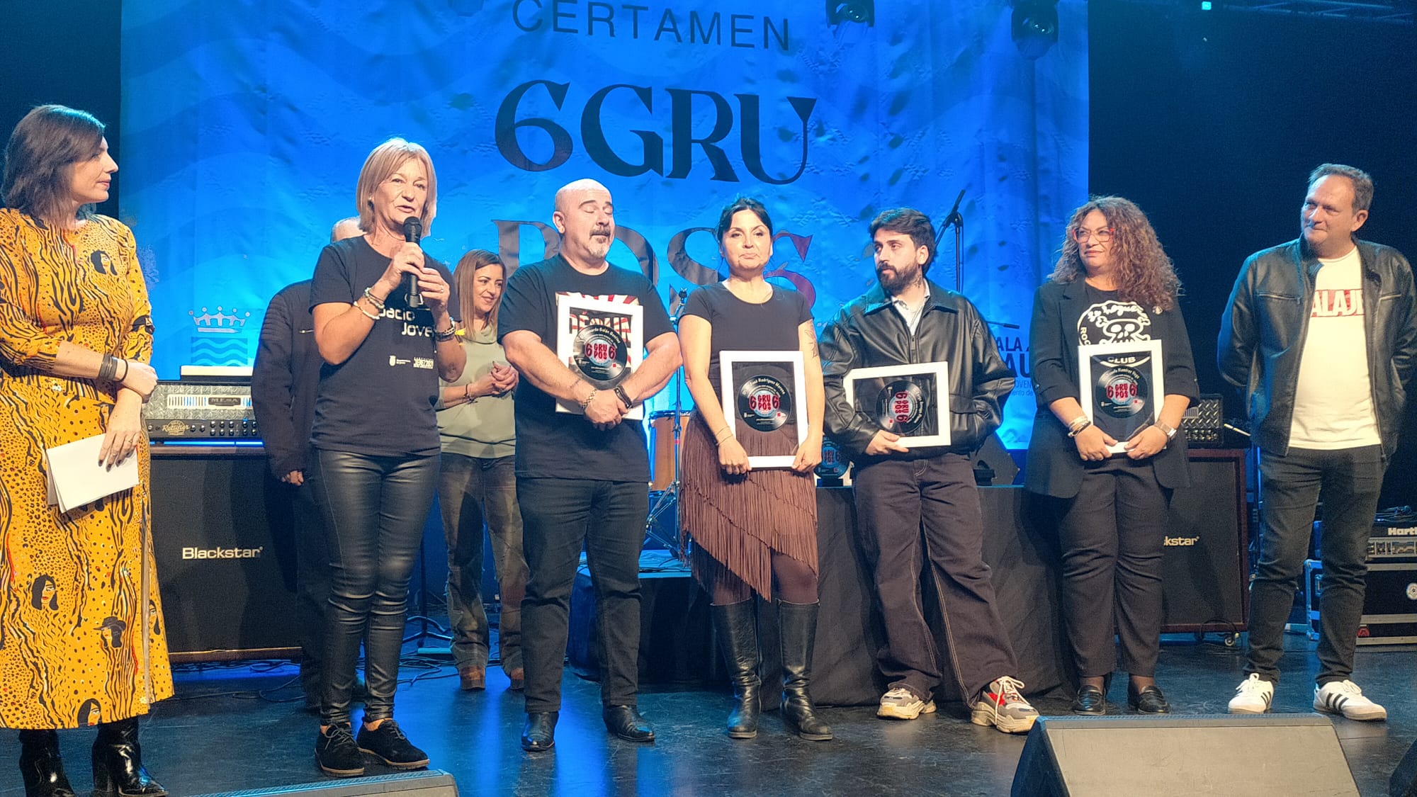 Carmen Pina con los premiados en la final de '6 grupos 6'.