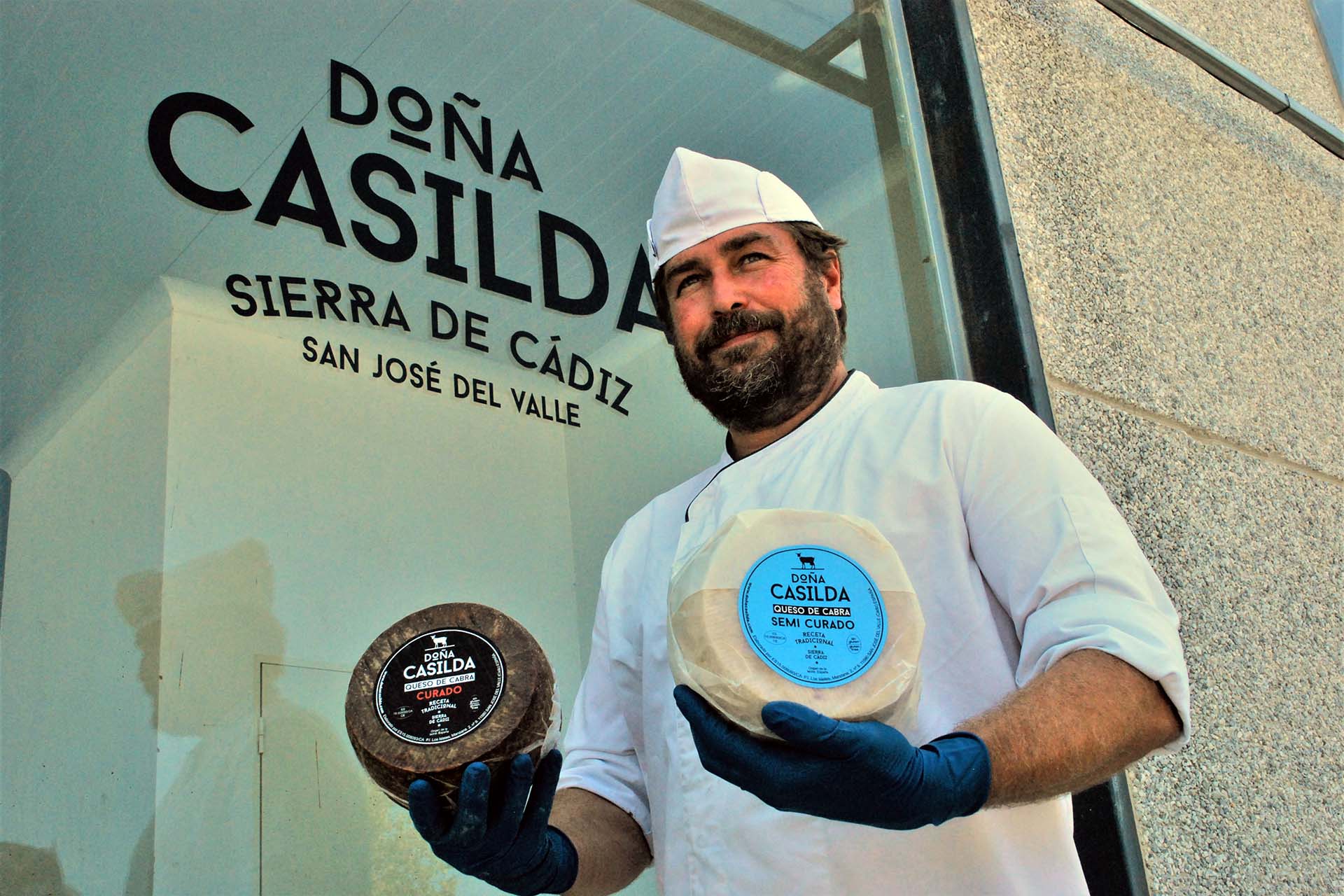 Doña Casilda es una quesería tradicional de San José del Valle, entre la campiña de Jerez y la Sierra de Cádiz, impulsada por una joven pareja, Carlos Rúiz-Winters y María de la O Riveriego.