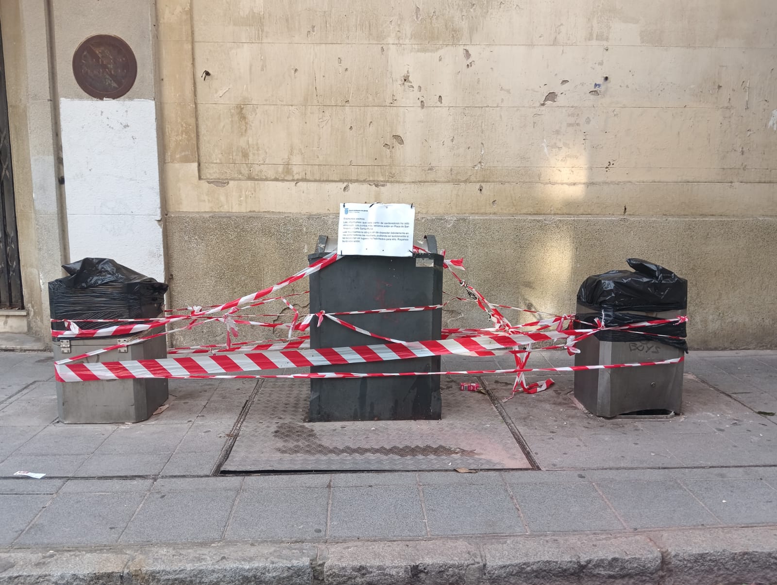 La situación de estos contenedores del barrio de La Albarizuela, también conocido como San Pedro.