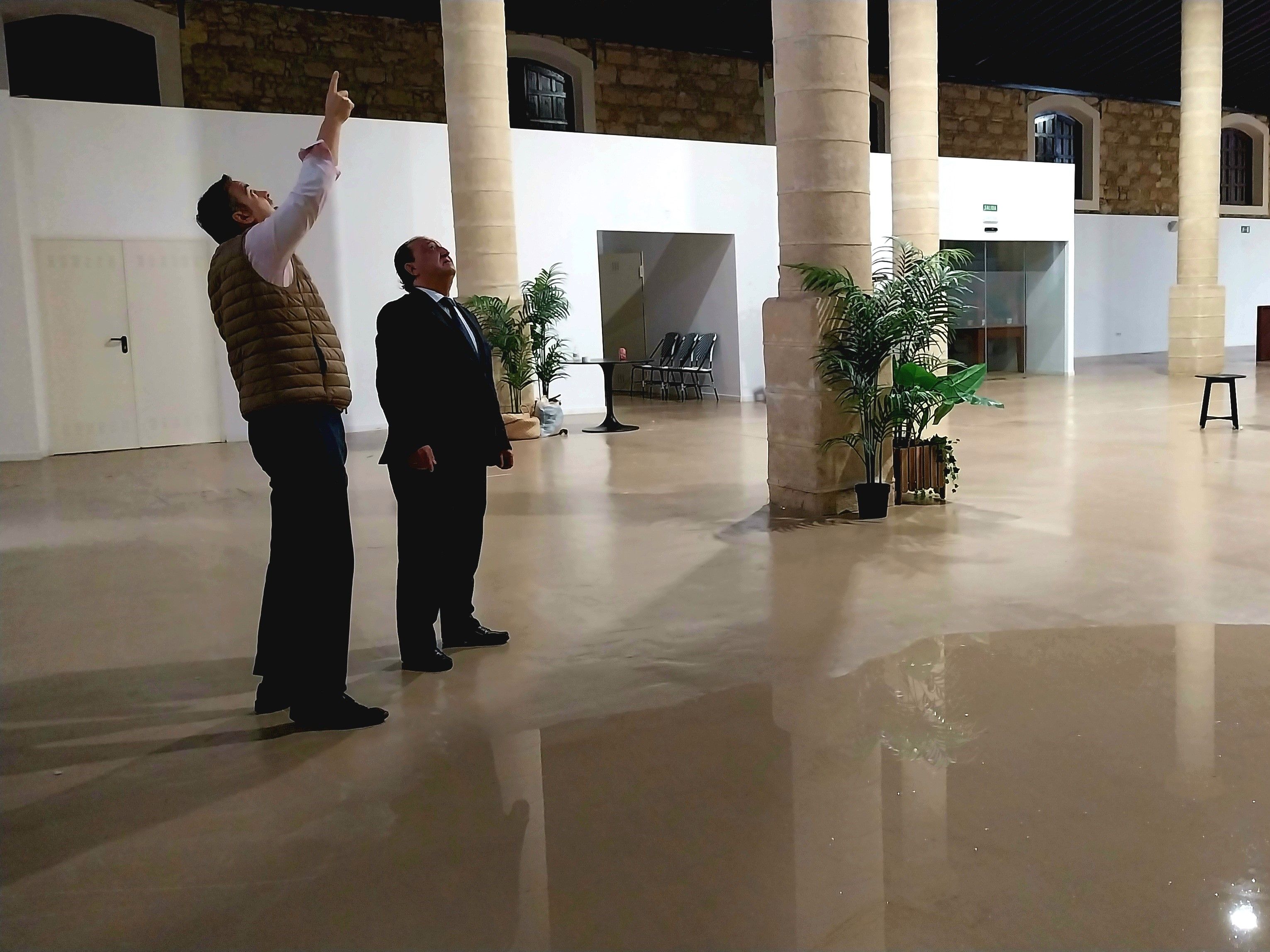 Zurita, delegado de Cultura del gobierno local de Jerez, revisando los techos del Callejón de los Bolos tras la DANA.