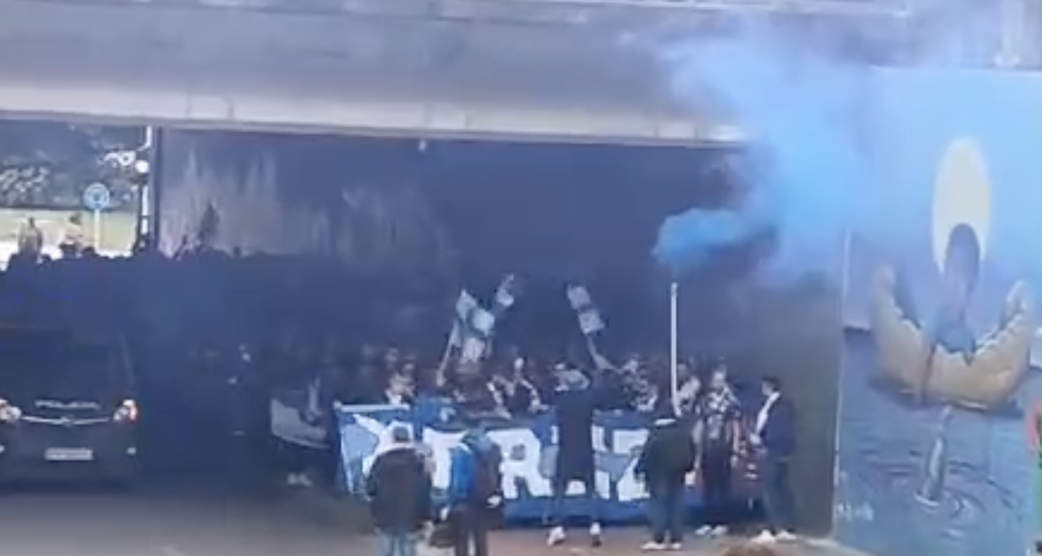 Imagen de los aficionados del Xerez DFC aproximándose a la estación de Jerez.