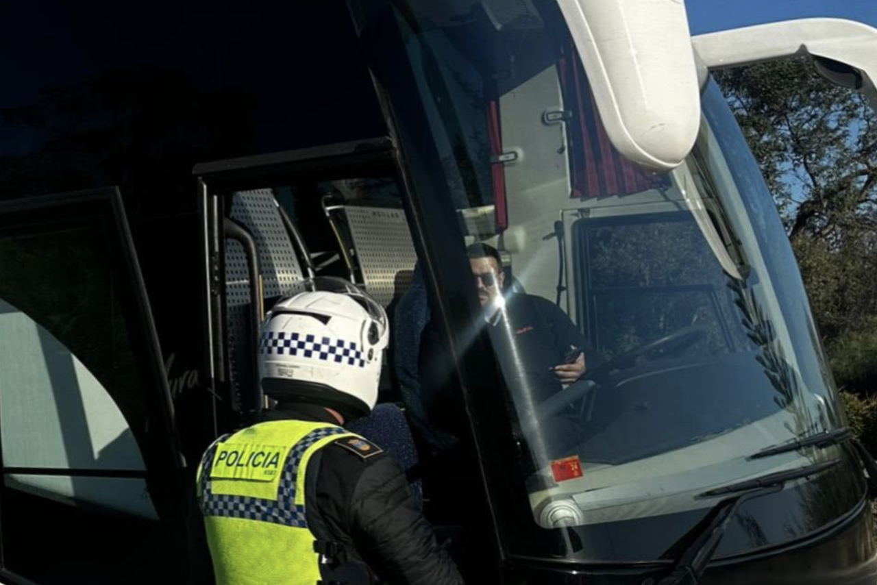 Inspección de autobuses escolares en El Puerto.