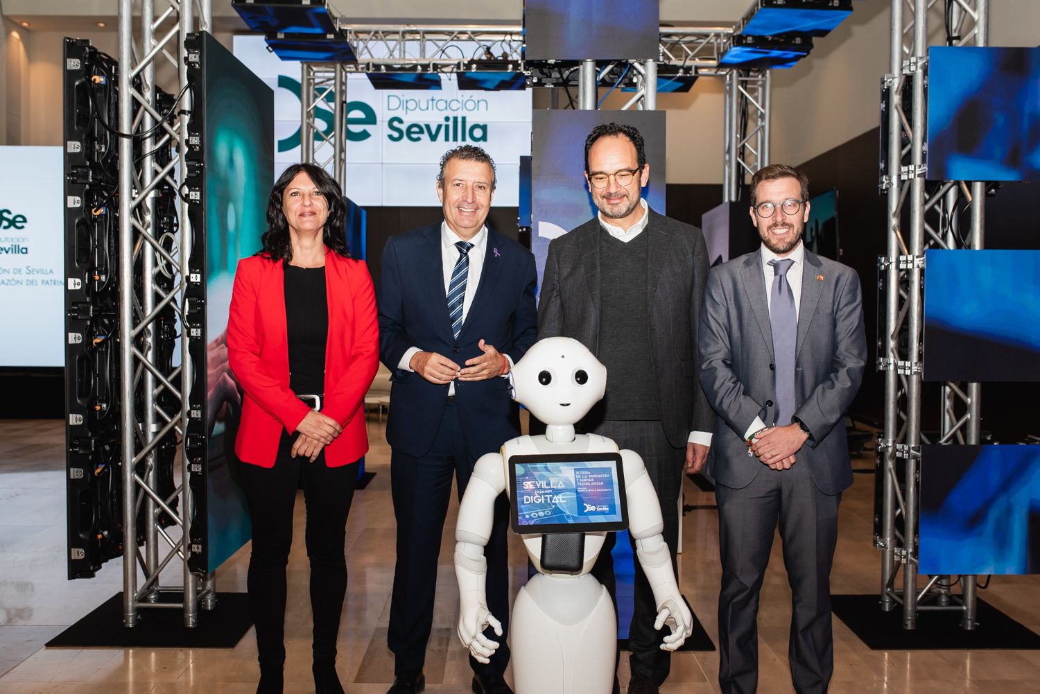 El presidente de Diputación de Sevilla, Javier Fernández, con Antonio Hernando, secretario de Estado de Telecomunicaciones y Curry Toscano, subdelegado del Gobierno en Sevilla, en la Feria de la Innovación y las Nuevas Tecnologías.