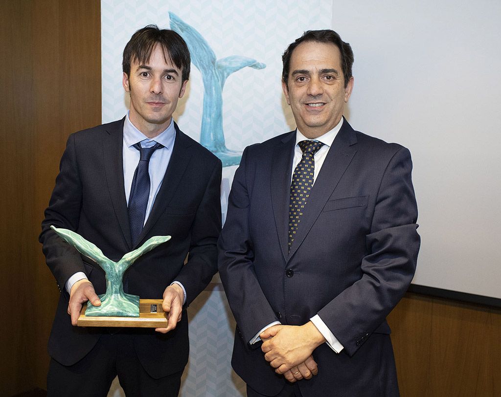 Enrique Mateos, a la izquierda, nuevo presidente del Consejo de Participación de Doñana. En la foto, de 2020, recibe el premio a la Investigación Agroalimentaria.