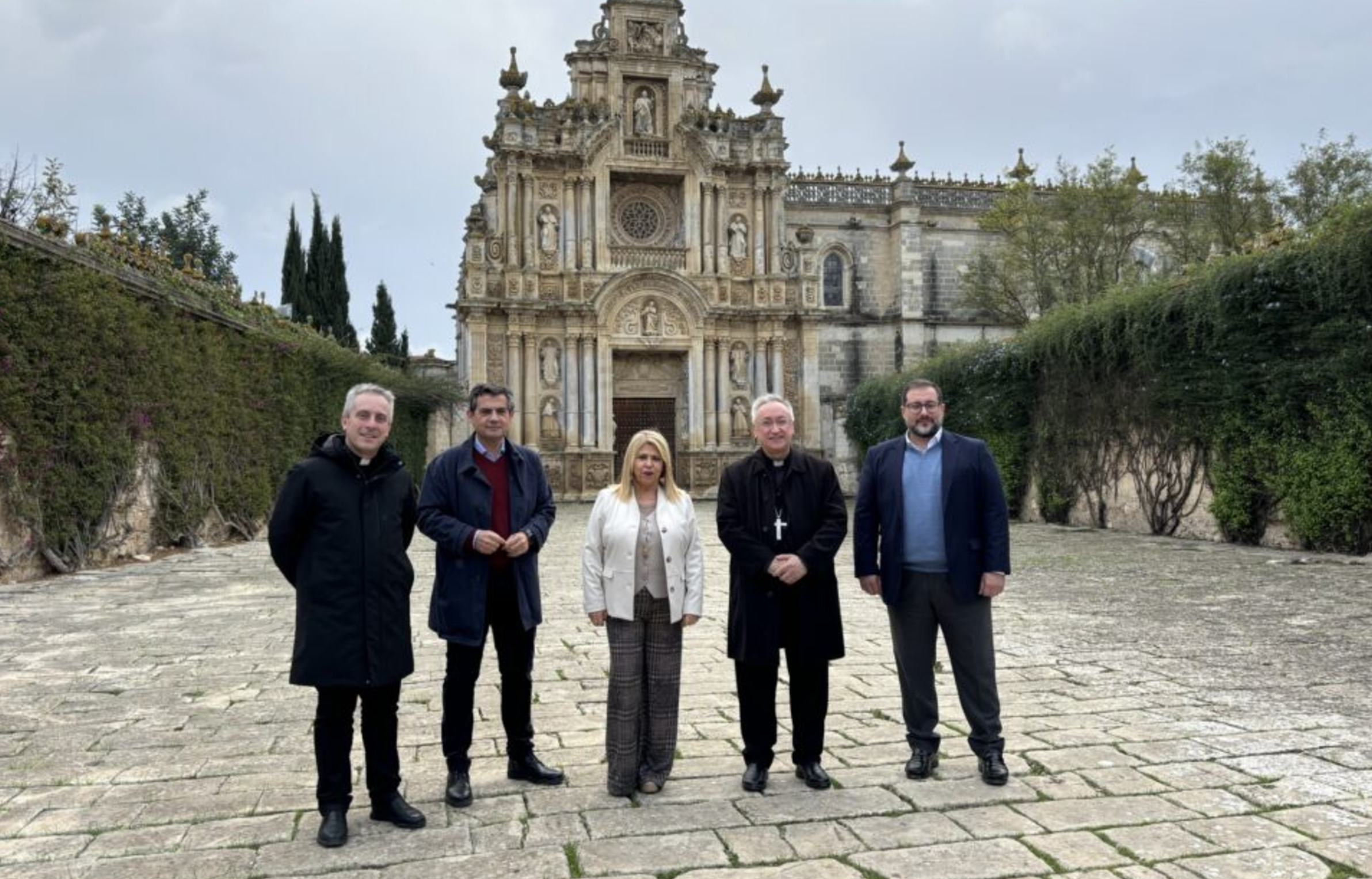 Mamen Sánchez, diputada del PSOE en el Congreso, junto al Obispo de Asidonia-Jerez José Rico Pavés.