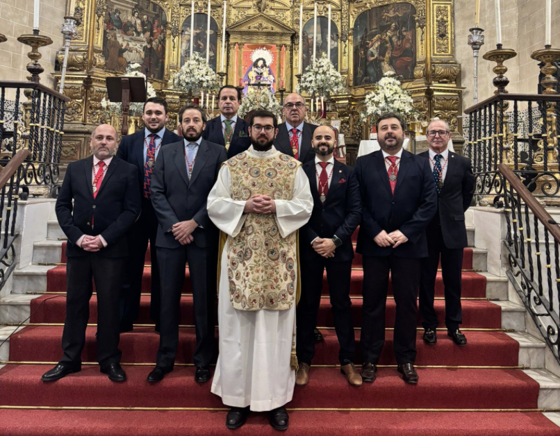 La nueva junta de gobierno y el director espiritual, tras la toma de posesión.