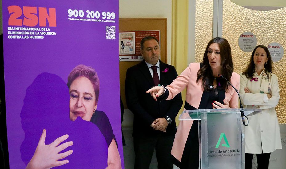 La consejera Loles López, en la jornada de puertas abiertas del Centro Provincial de la Mujer de Sevilla.