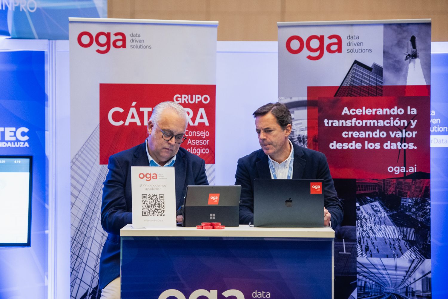 Manuel Miranda, responsable de desarrollo de negocio y marketing de OGA, en el stand de la empresa en la Feria de la Innovación y las Nuevas Tecnologías.