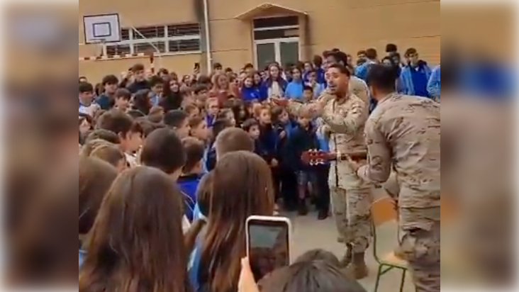 El emotivo momento que ha dejado un grupo de militares en Massanassa, uno de los pueblos de Valencia más afectados opr la DANA.