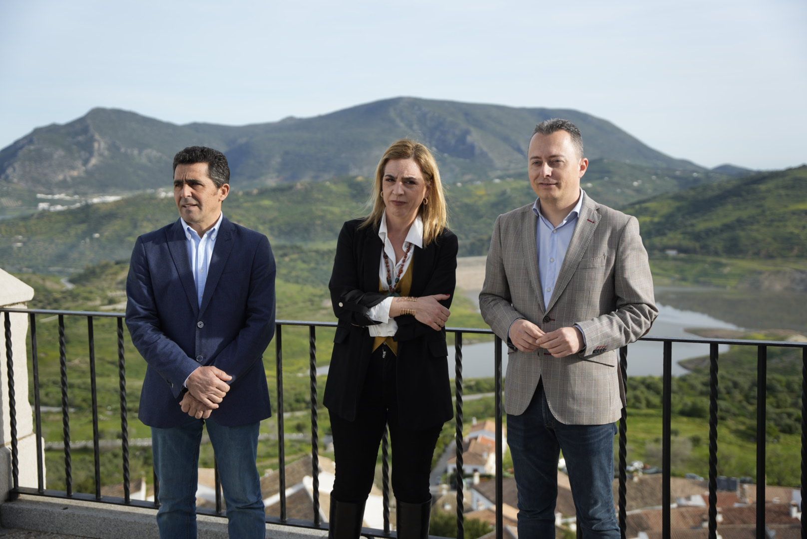 La presidenta de la Diputación de Cádiz, Almudena Martínez, en una visita institucional a Zahara de la Sierra.