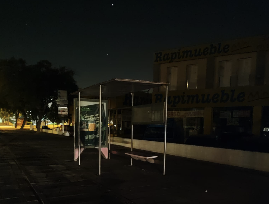 A oscuras en esta zona de La Granja donde está situada una parada de autobús.