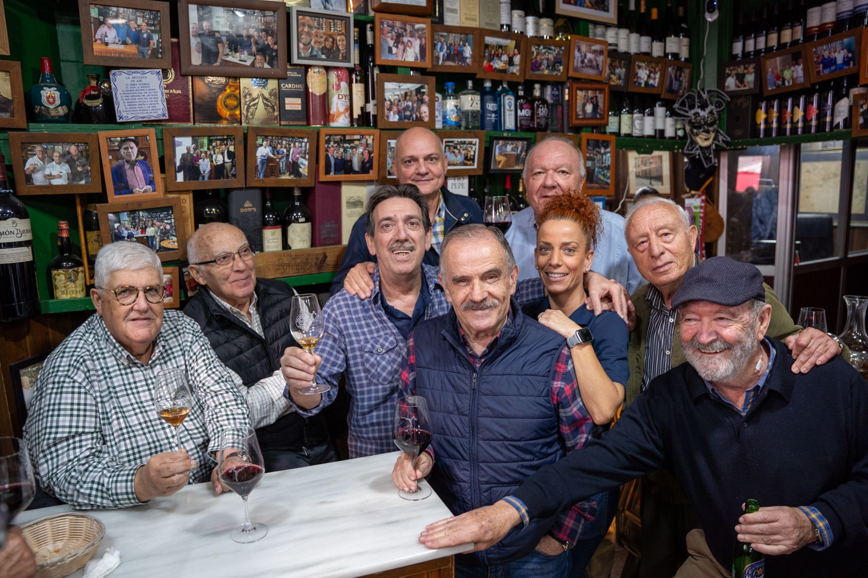 José Caballero, tercero por la izquierda, junto a clientes y amigos este miércoles en La Cepa Gallega.