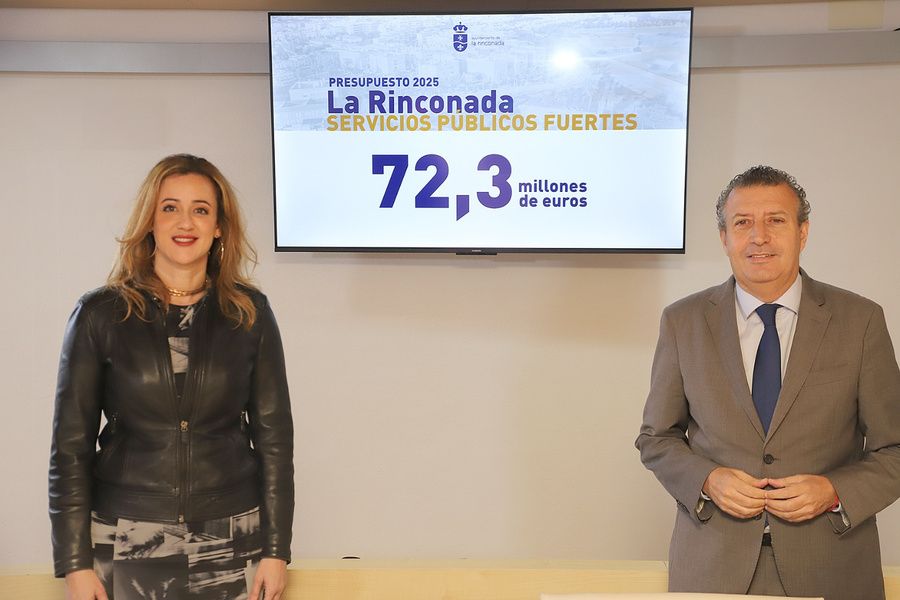 El alcalde y la delegada de Hacienda an la presentación de los Presupuestos de La Rinconada. 