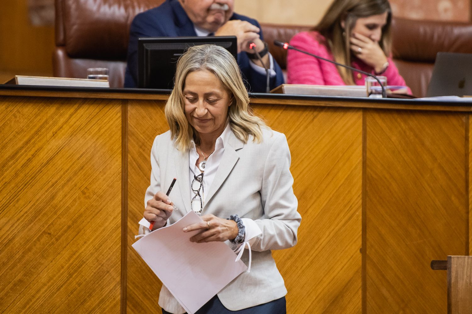 La consejera de Salud, Rocío Hernández, tras intervenir en el Parlamento.