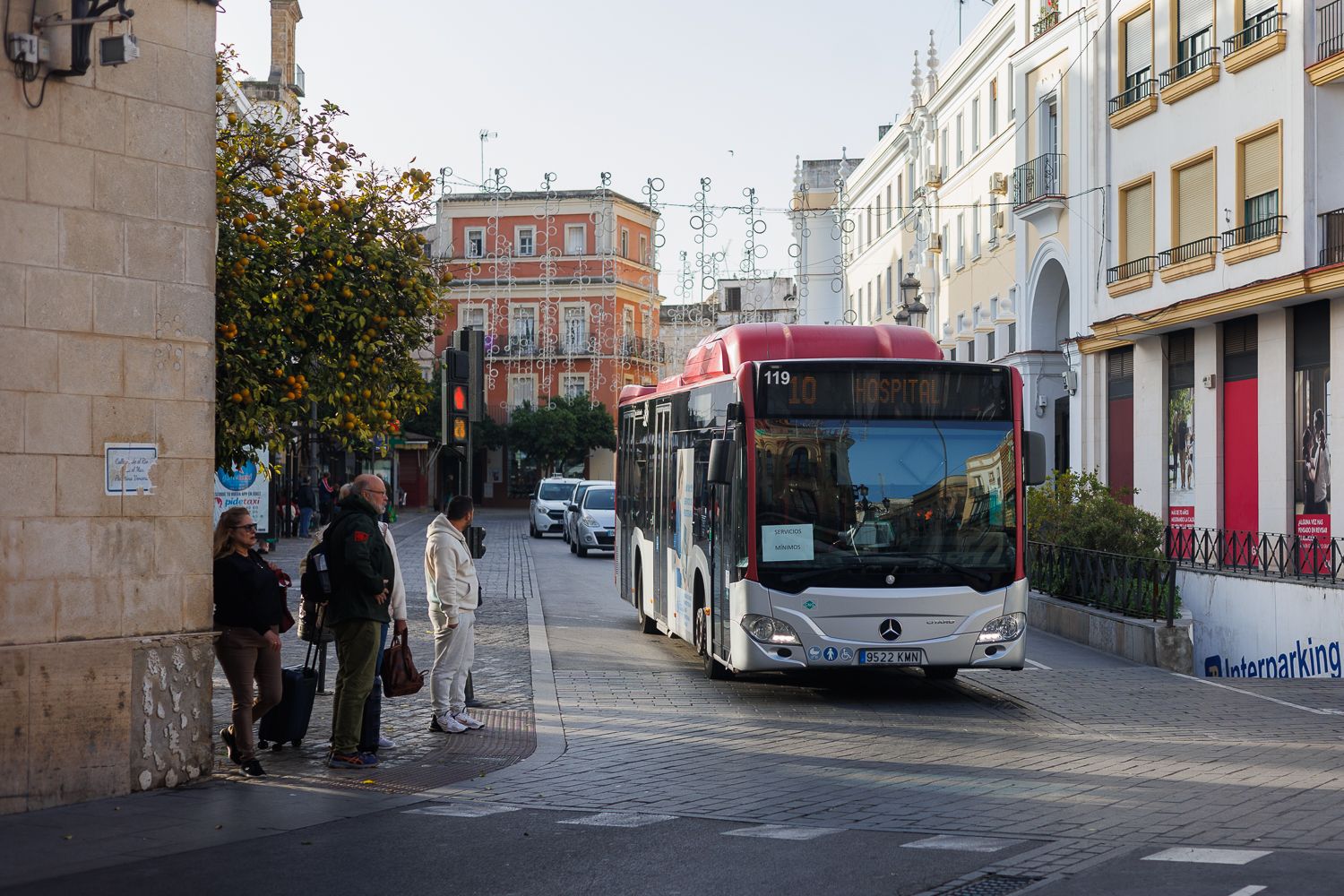 Un autobús urbano, por el centro de Jerez.