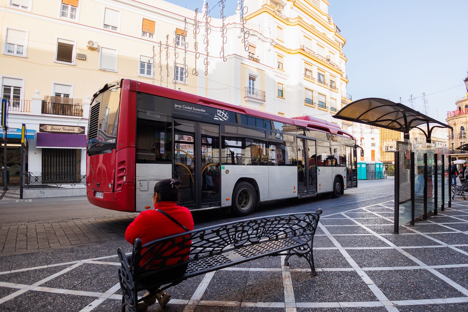 Uno de los autobuses urbanos de Jerez, que gestiona la empresa pública Comujesa.