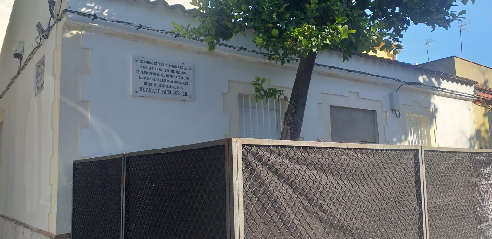 La placa denunciada por el Grupo de Memoralistas ha sido restaurada recientemente.