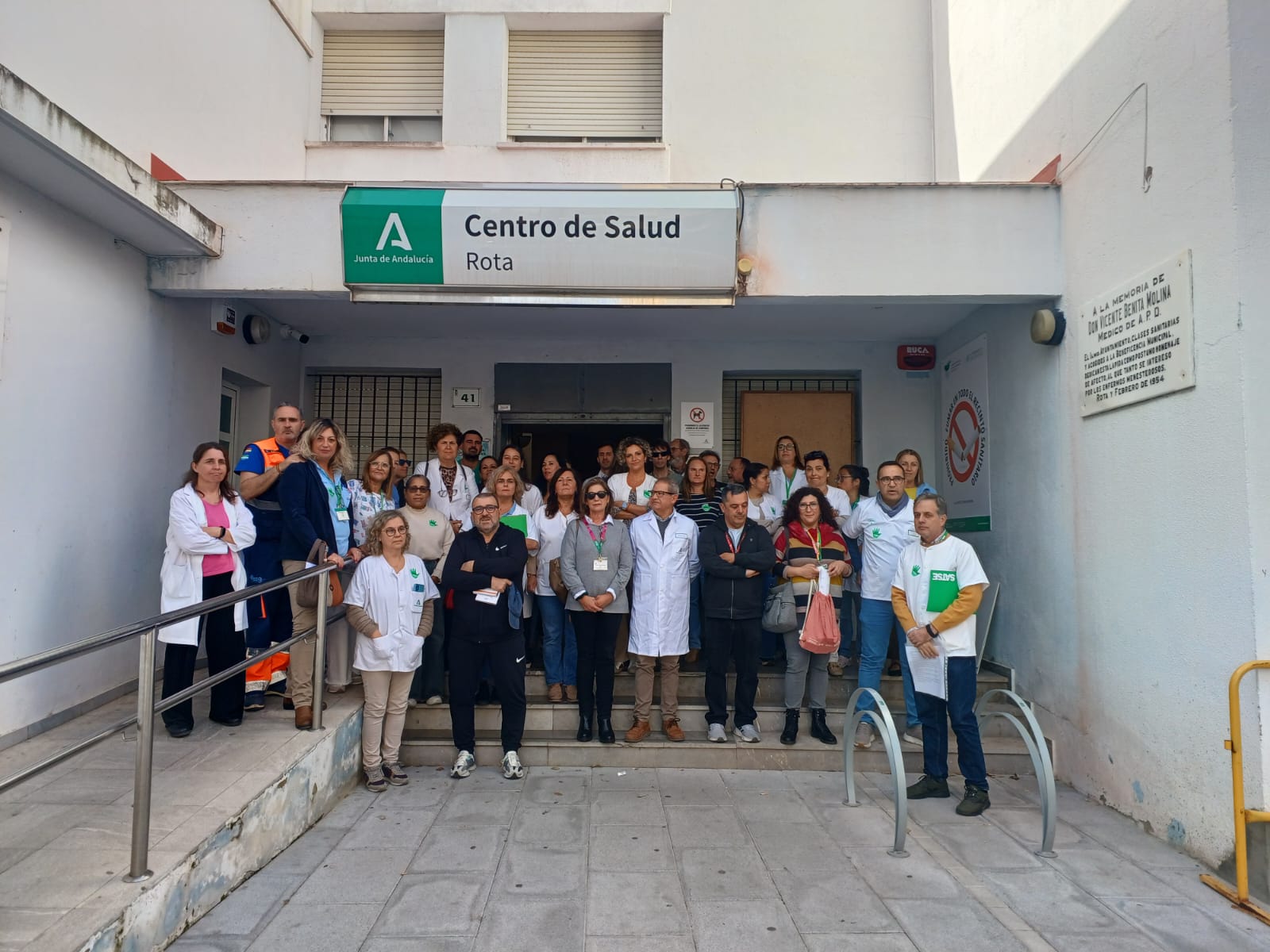 Concentración de repulsa a la agresión en el centro de salud de Rota.