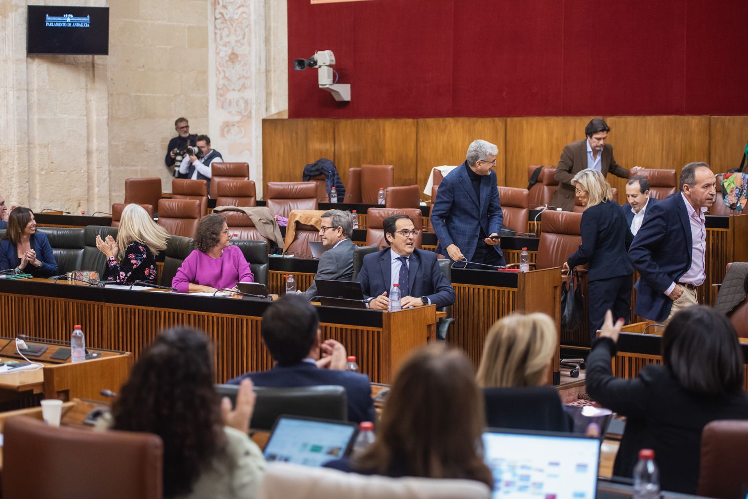 El grupo del PSOE abandona el Parlamento de Andalucía.