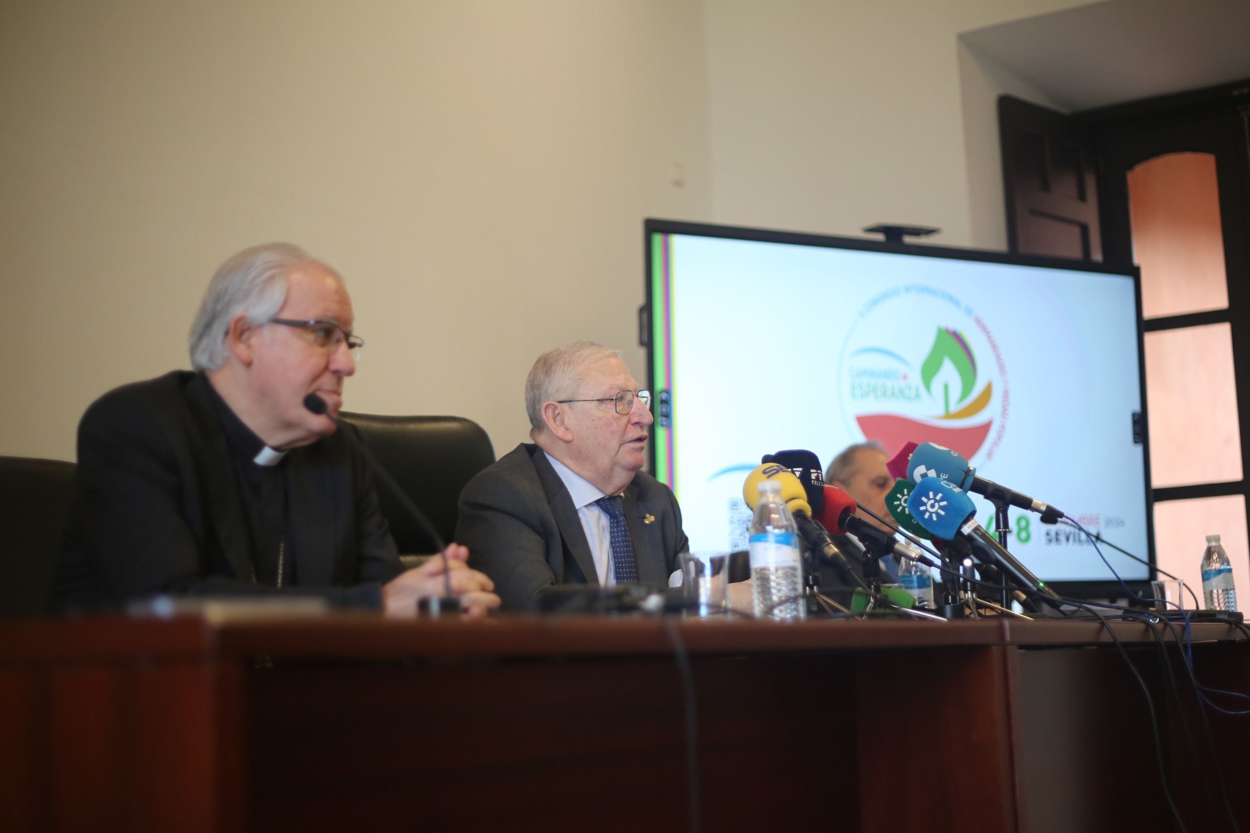 Un instante de la conferencia de prensa con el arzobispo, el comisario y el presidente del Consejo. 