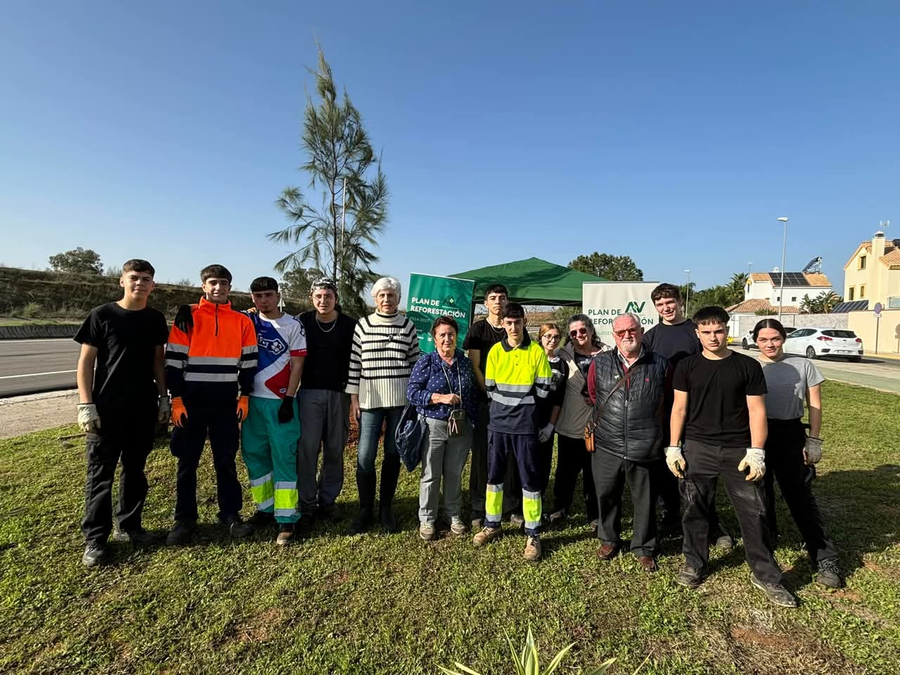 Acto de plantación de árboles en Alcalá de Guadaíra con la delegada y alumnos participantes. 