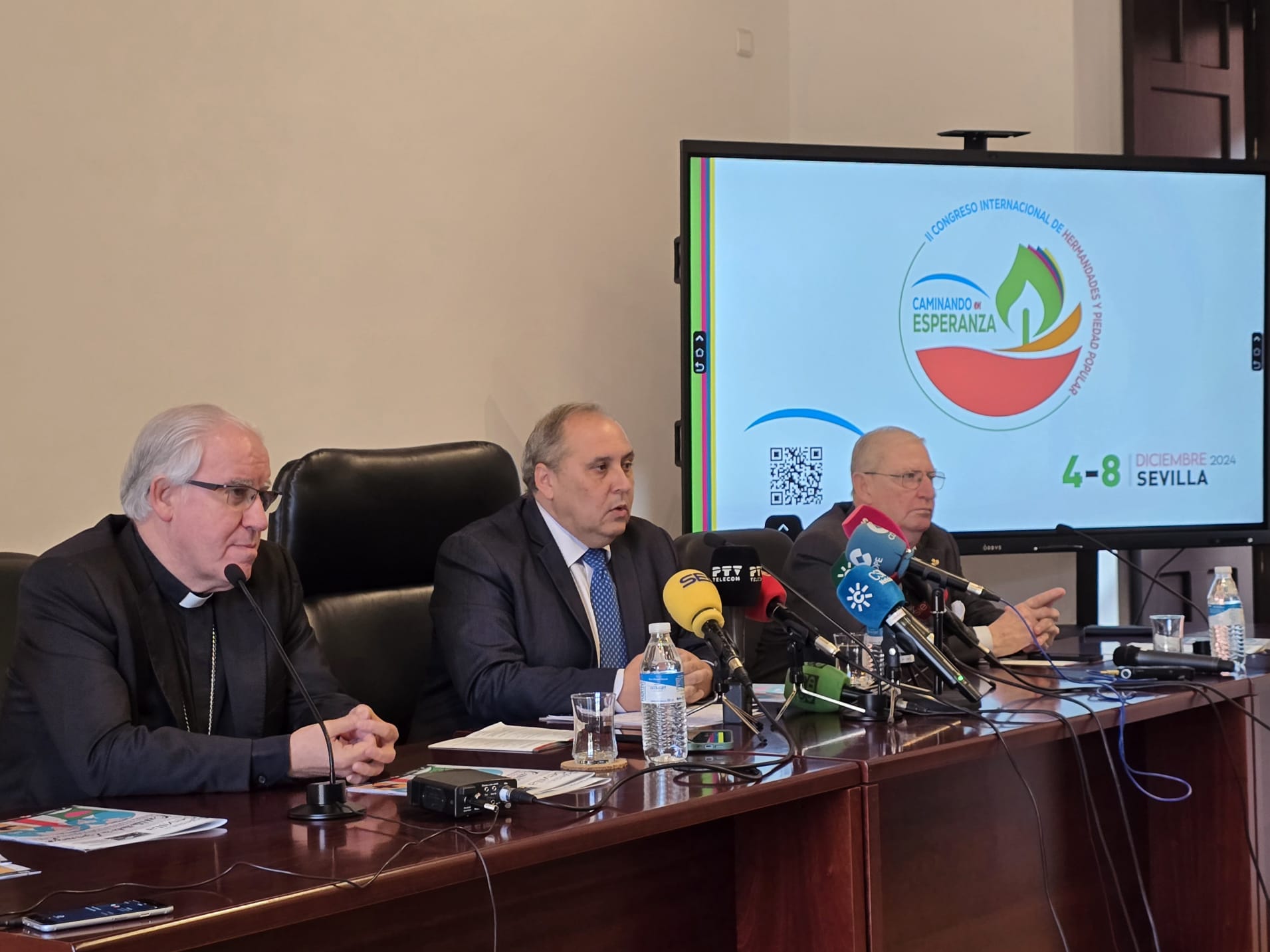 El arzobispo, el comisario del Congreso y el presidente del Consejo de Cofradías en la presentación del evento.