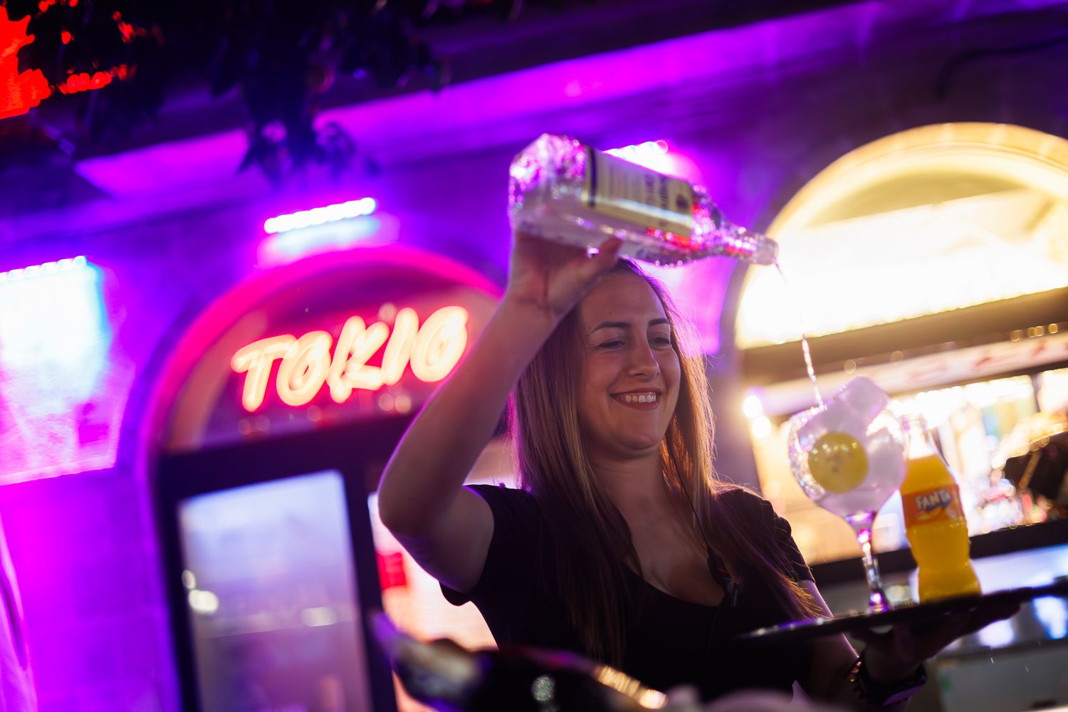 Una camarera de Tokio Jerez, ubicado en la plaza del Arenal.