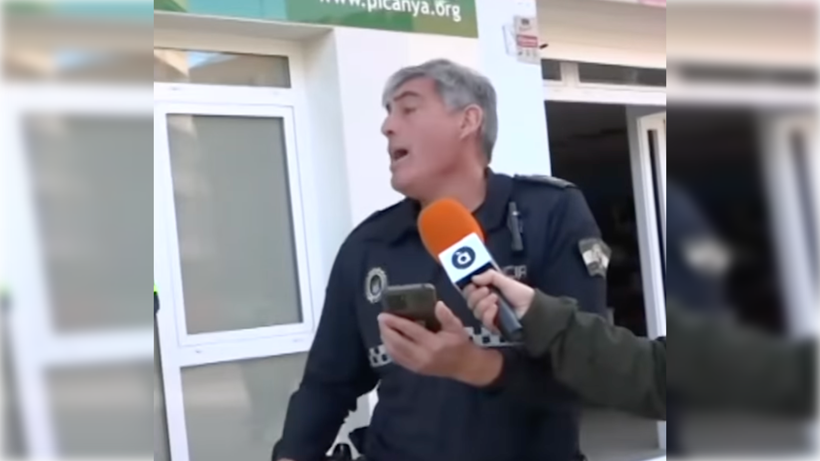 Jorge Vega, el policía local de Jerez que ha cantado una versión de una canción de Sergio Dalma a los afectados por la DANA.