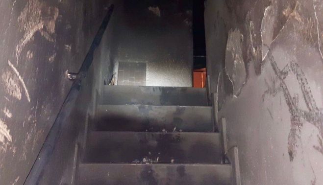 Las escaleras del edificio donde ha tenido lugar el incendio.