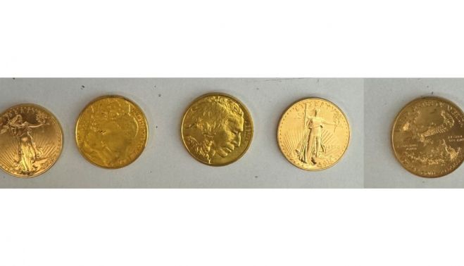 Las cinco monedas de oro que han sido recuperadas.