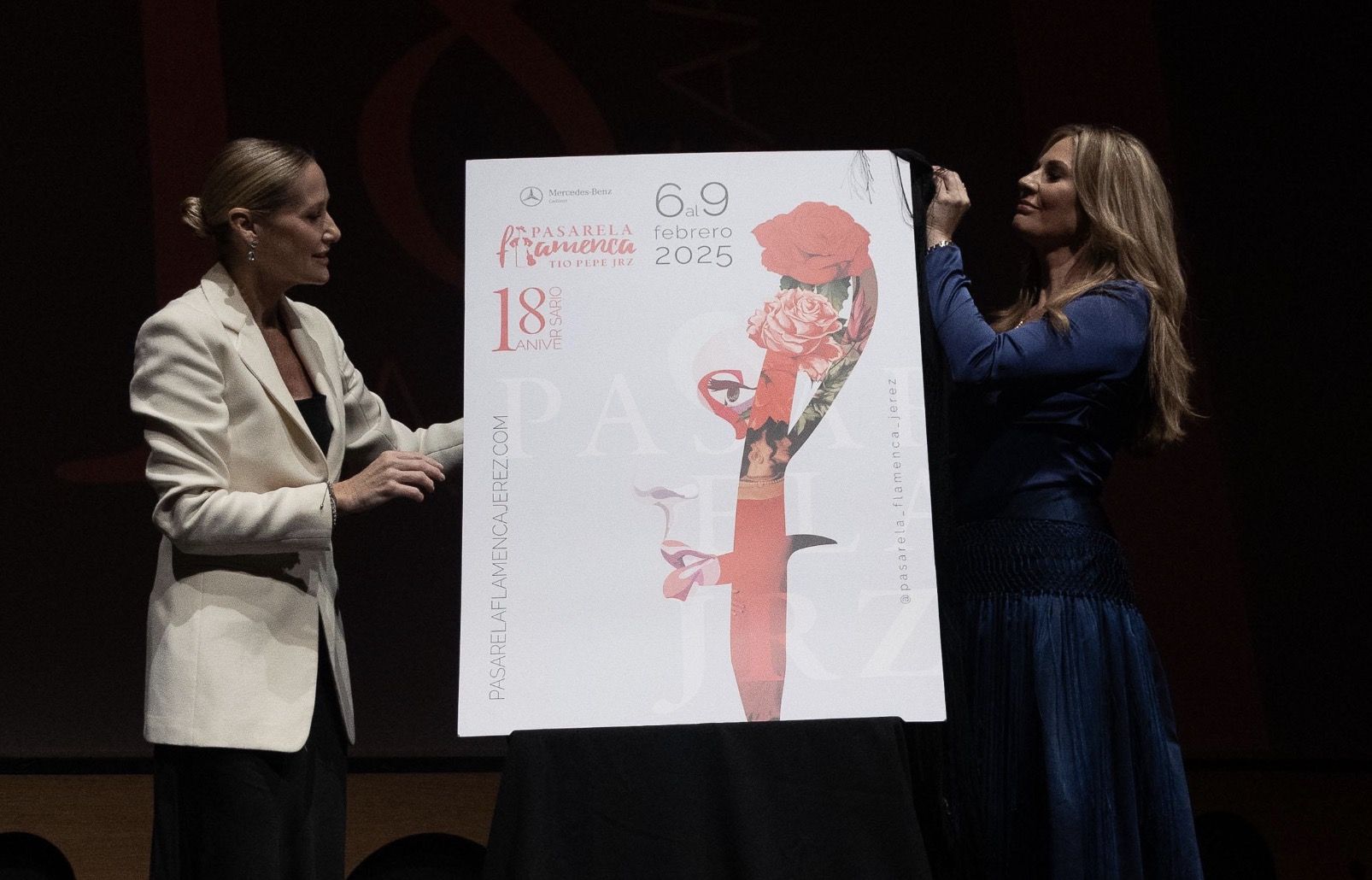 Fiona Ferrer y Ana Belén Morillo descubriendo el cartel de la 18 Pasarela Flamenca de Jerez, obra de Pablo Romero