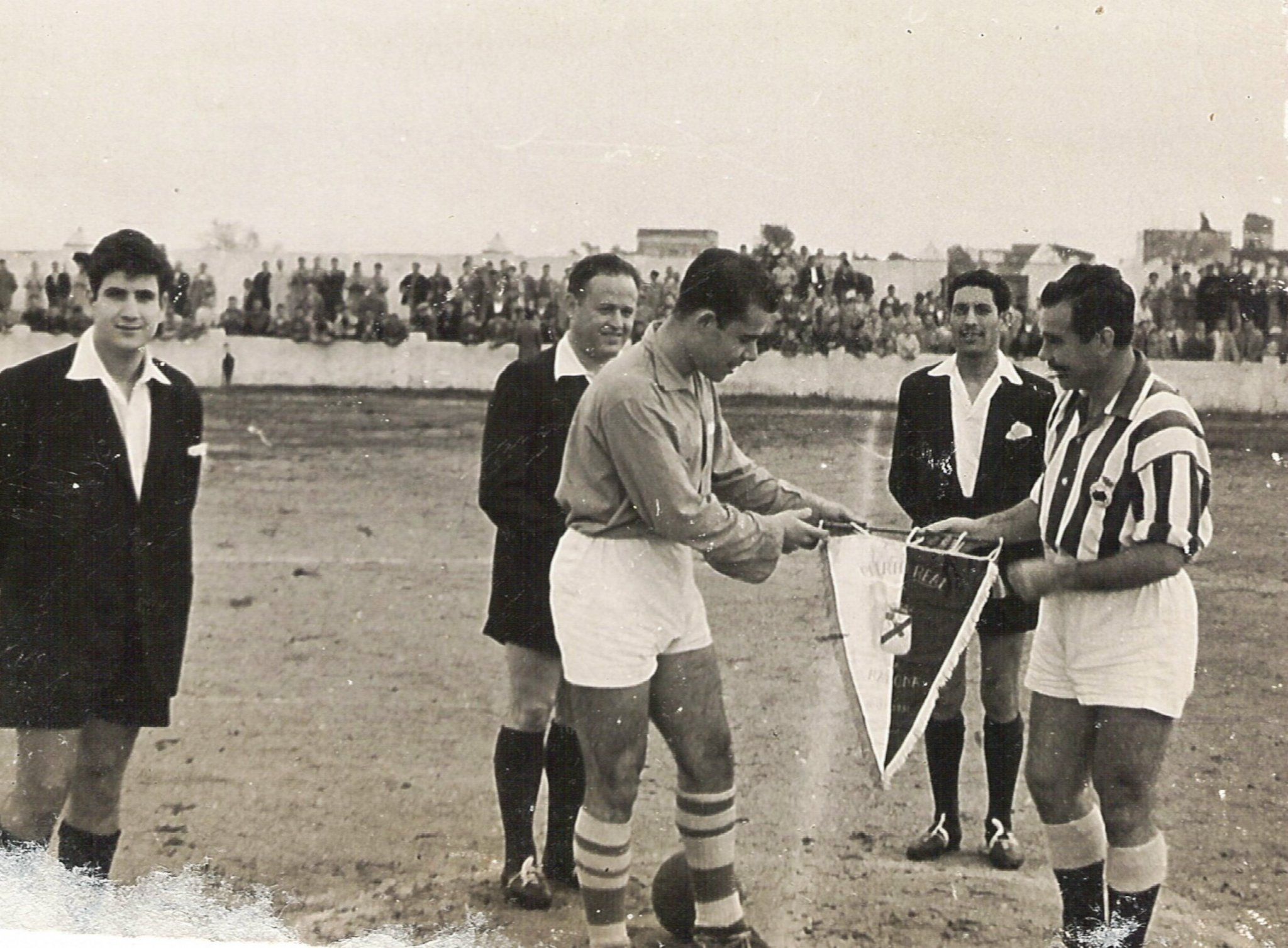 Puerto Real 56:57 en el primer año en Tercera División en una fotografía de Manuel Alegre Ramos. Partido contra la Balona en el Sancho Dávila.