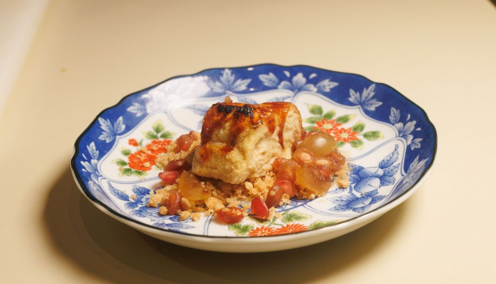 Plato de torrija de regaliz con frutas de temporada.