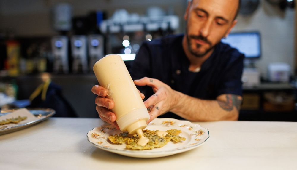 Plato de tortilla de camarones con algas.