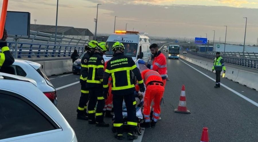 Personal sanitario, atendiendo a los heridos tras el accidente múltiple en el puente de la Pepa.